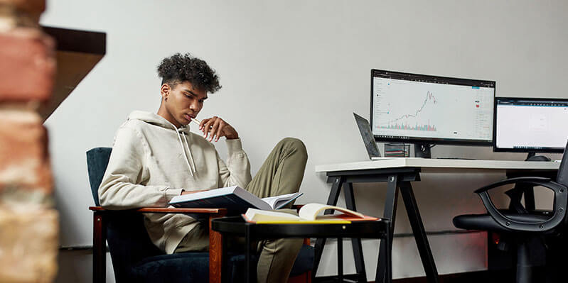 Ein junger Mann in einem Büro studiert Dokumente