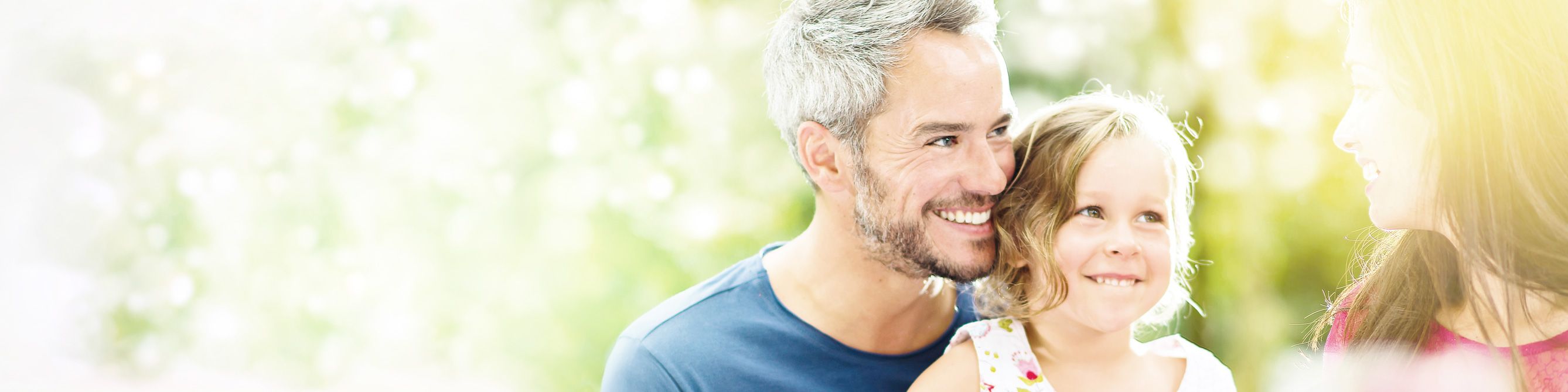 Vater und Tochter schauen Mutter an.