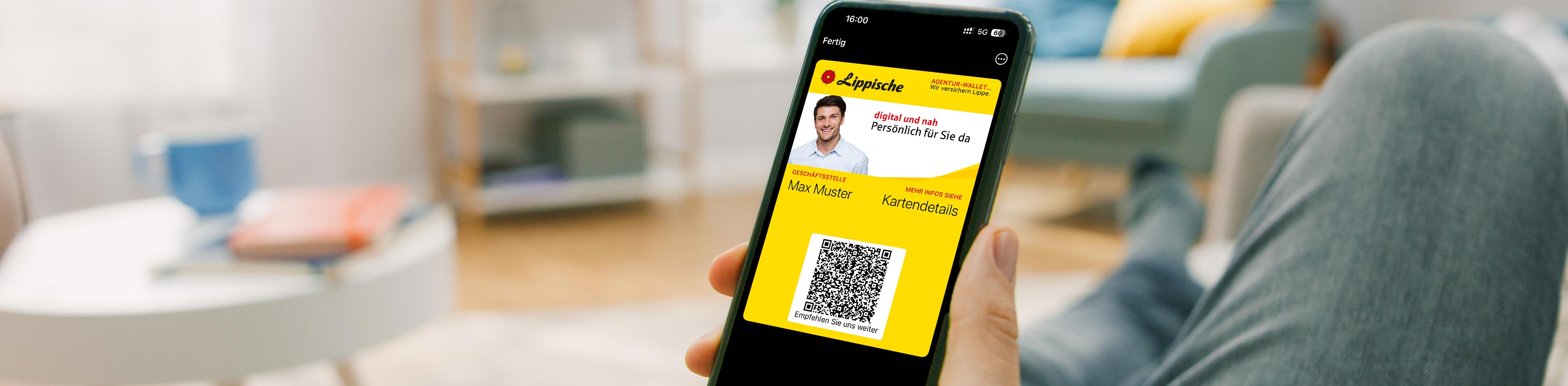 Ein Smartphone in der Hand haltend, auf dem Bildschirm sieht man die Agenturkarte der Lippischen.