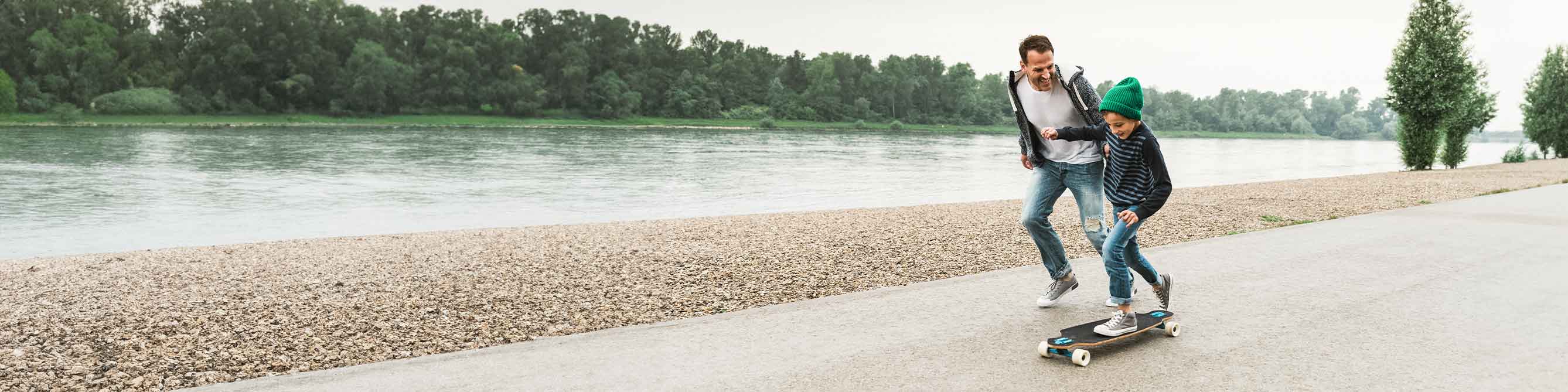 Kunde der Lippischen mit Sohn und Skateboard unterwegs