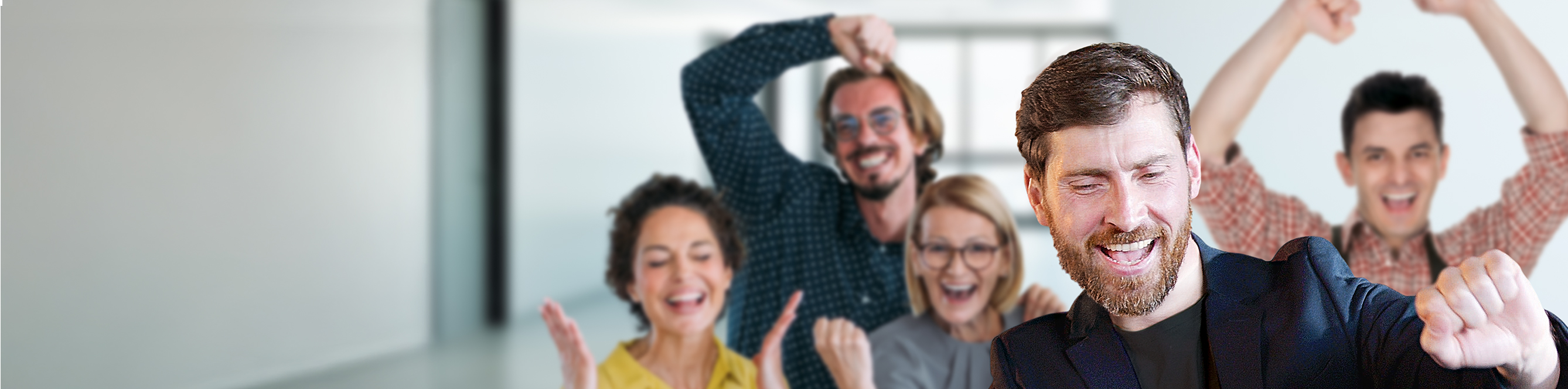 Eine Gruppe von Mitarbeitern lacht und freut sich.