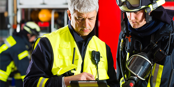 Feuerwehr bespricht Einsatz