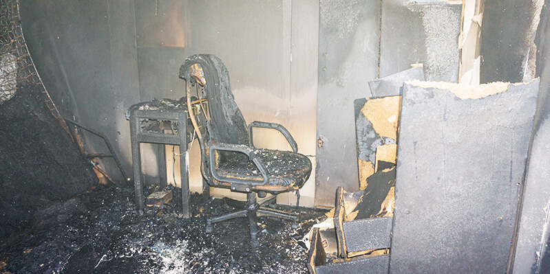 Eine verbrannte Wohnung mit angekohlten Möbeln